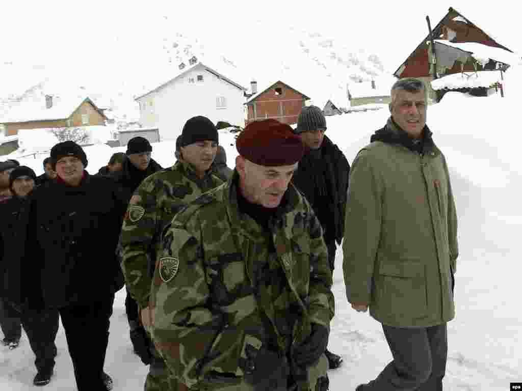 Premijer Hašim Tači posjetio je selo Rastelica, 12.02.2012. Foto: EPA / Valdrin Xemaj 