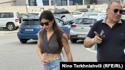ხატია ვიბლიანი ადვოკატთან ერთად, თბილისის საქალაქო სასამართლოს შესასვლელი, 17 სექტემბერი, 2025 წელი