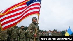 Soldați ai armatelor americane și ucrainene participă la ceremonia de deschidere a exercițiului militar „RAPID TRIDENT 2021” la Centrul Internațional de Menținere a Păcii din Ucraina, lângă Yavoriv, ​​regiunea Lvov, 20 septembrie 2021.