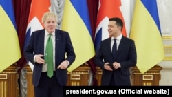Editorialul semnat de Boris Johnson subliniază angajamentul Marii Britanii față de diplomație, dar descrie și consecințele pe care o posibilă invazie le-ar putea avea asupra Rusiei.
