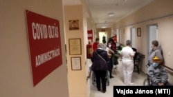 Koronavírus elleni oltásra várakoznak Miskolcon 2021. február 6-án
