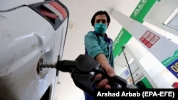 Temerile că Rusia ar putea invada Ucraina au dus la creșterea prețului barilului de petrol la aproape 100 de dolari.