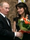 Soprana de renume internațional Anna Netrebko a primit de la Vladimir Putin personal, pe 27 februarie 2008, titlul de „Artist al Poporului din Rusia”. 