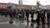 Mulți cetățeni din Ucraina aleg calea exilului din cauza a ceea ce se prefigurează a fi un război de lungă durată în țara lor. Cozi de mașini în nordul României. 