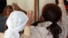 Родственники здороваются с подсудимыми по делу о событиях на станции Шетпе. Актау, 17 апреля 2012 года.