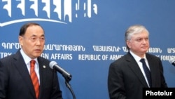 Կանատ Սաուդաբաեւը (ձախից) եւ Էդվարդ Նալբանդյանը լրագրողների հետ հանդիպմանը Երեւանում, 16-ը փետրվարի, 2010թ.