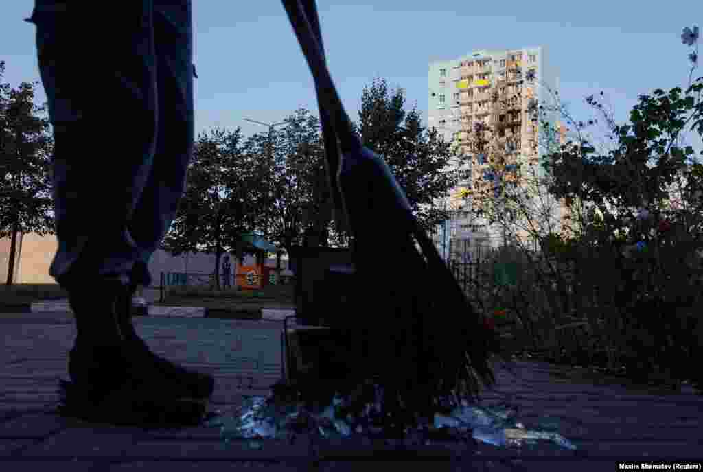 Atât Rusia, cât și Ucraina neagă vizarea intenționată a țintelor civile. 