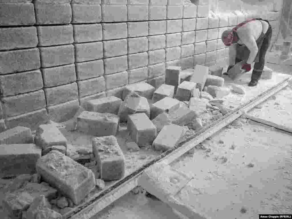 Aceste cărămizi de sare, care costă cam 8 euro fiecare, sunt folosite la construirea&nbsp;așa-numitelor &bdquo;camere speologice&rdquo; -- încăperi făcute din sare pentru a recrea presupusele condiții recuperatoare ale minelor de sare.