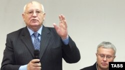 Под руководством Михаила Горбачева Александр Лебедев (справа) и другие выступили с «Общественной антикризисной инициативой»