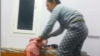 Скриншот с видео, на котором мать избивает свою малолетнюю дочь. 