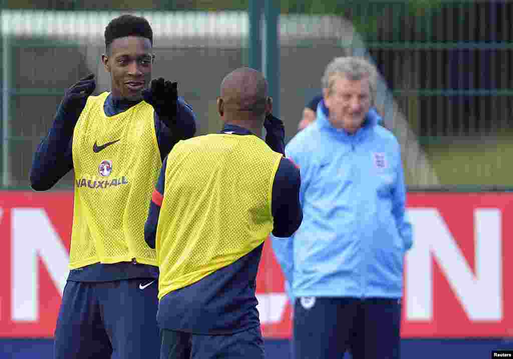 Roy Hodgson, Danny Welbeck i Jermain Defoe, 10. oktobar 2013. Foto: REUTERS / Toby Melville