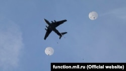 Forțele militare ale Rusiei într-o demonstrație de forță la exercițiul din 19 martie din Crimeea.