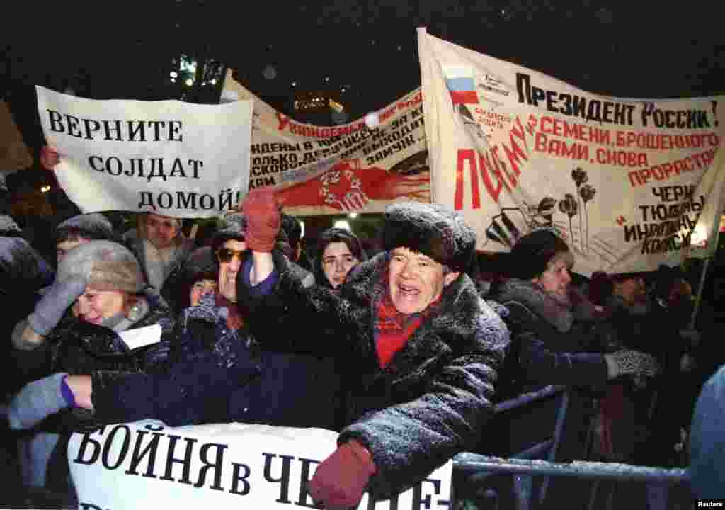 Нохчийчохь бечу тIемашна дуьхьало йеш арабевлла нах 1995-чу шеран дечкен-беттан 10-чу дийнахь Москвахь лозунгаш кхайкхош бу плакаташ карахь. Дуьхьалонан акци вовшахтоьхнарг яра "Оьрсийчоьнан харжам" цӀе йолу демократин парти. 