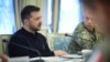 Președintele ucrainean Volodimir Zelenski (stânga) în timpul întâlnirii cu Thierry Burkhard, șeful de stat major al armatei franceze, și cu cel britanic, Tony Radakin, la Kiev.