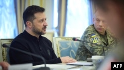 Președintele ucrainean Volodimir Zelenski (stânga) în timpul întâlnirii cu Thierry Burkhard, șeful de stat major al armatei franceze, și cu cel britanic, Tony Radakin, la Kiev.