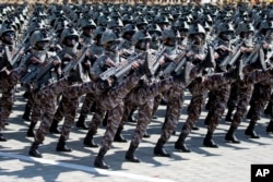 Soldați nord-coreeni defilează la o paradă militară. Imagine de arhivă.