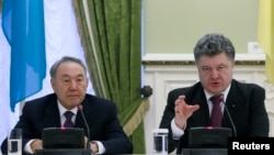 Ukrainian President Petro Poroshenko (right) and his Kazakh counterpart, Nursultan Nazarbaev, at a news conference in Kyiv on December 22.