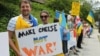 Украинцы, живущие в США, с плакатами, призывающими французские власти продавать России сыр, а не военные корабли.