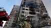 Un pompier iranian la locul unei explozii într-o clădire din Teheran, pe 13 mai 2025 