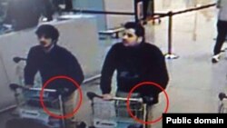 Подозреваемые в совершении терактов в аэропорту Брюсселя. Кадр видеозаписи камеры наблюдения.
