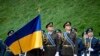 Ukrajinski vojnici počasne garde marširaju tokom ceremonije povodom Dana nacionalne zastave u Kijevu 23. augusta.