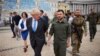 Președintele Ucrainei, Volodimir Zelenski (dreapta) și fostul prim-ministru britanic, Boris Johnson, în Piața Mihailivska din Kiev, 17 iunie 2022