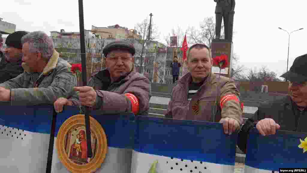Оператор камераны қосқан бетте міндетті түрде бір-екі «кураторлар» ауыздыға сөз бермей суырылып шығатын. Тіпті олар камераны да өздері қалаған жаққа бұрып, өздерін түсіртуге кірісетін. Егер тілші көшеде кетіп бара жатқан көлденең адаммен сөйлесуге тырысса әлгі «белсенділер» бірден оны қоршауға алатын, қысым көрсететін. Олардың бір міндеті "жасыл адамдарды" журналистер сұрағынан қорғау болды. Тіпті тілшілерді 20 шақты адам қоршауға алып, шулап, ештеңе естіртпей тастайтын. 