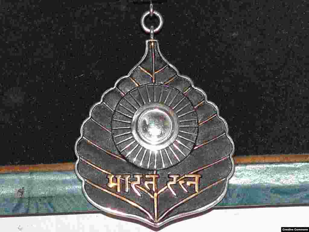 Bijuteria Indiei Medalia cu bordură de platină are forma unei frunze din copacul Bodhi - sub care se spune că Buddha a obținut iluminarea. Pe decorație scrie în hindi „Bharat Ratna” (Bijuteria, giuvaerul Indiei). În fiecare an decorația este primită de cel mult trei persoane.