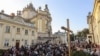 Sute de oameni s-au adunat la Liov pe 2 septembrie, pentru o ceremonie de rămas bun pentru fostul președinte al parlamentului ucrainean ucis, Andri Parubi.