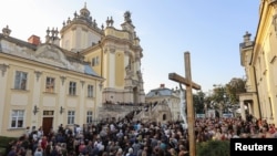 Sute de oameni s-au adunat la Liov pe 2 septembrie, pentru o ceremonie de rămas bun pentru fostul președinte al parlamentului ucrainean ucis, Andri Parubi.