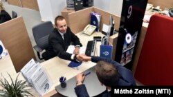 Egy ügyfél tárgyal az ügyintézővel az állami tulajdonú MFB fiókjában (képünk illusztráció)