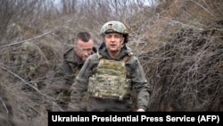 Președintele ucrainean Volodimir Zelenski, vizitează linia frontului cu separatiștii susținuți de Rusia în regiunea Mariupol - 9 aprilie 2021.