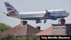 British Airways ընկերության Boeing 747 օդանավը պատրաստվում է վայրէջք կատարել Լոնդոնի Հիթրոու օդակայանում, արխիվ