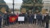 Участники акции рядом с Белым домом в Бишкеке, 19 марта 2016 года. 