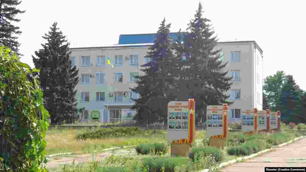 Clădiri administrative din Mariinka, fotografiate în august 2014. După ora 16:00, își amintește Alena Grom, &bdquo;oamenii dispăreau de pe străzi pentru că bombardamentele începeau seara.&rdquo; &nbsp;