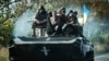 Soldați ucraineni pe un vehicul blindat în localitatea Novostepanivka, din regiunea Harkov, 19 septembrie 2022. 