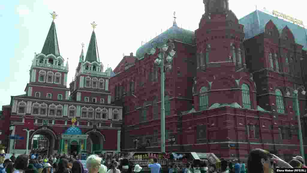 Завершая свое путешествие по Золотому кольцу, невозможно обойти стороной и столицу России – Москву. Попав на Красную площадь, удивляешься тому, сколько здесь людей, особенно иностранцев, торговых рядов с продукцией ручной работы по довольно дорогим ценам из разных регионов России. Как говорят местные ремесленники – «ремесло пить-есть не просит, а само кормит». Не так-то просто было приблизиться к Кремлю: полицейские обыскивали людей вручную и металлоискателем, пропуская через специальный вход