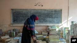 Manuale depozitate într-o școală din Kabul, după interdicția talibanilor de a oferi educație fetelor după clasa a 6-a, decembrie 2022.