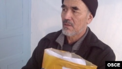 Правозащитник Азимжан Аскаров в бишкекской тюрьме. 