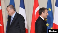 Președintele turc Recep Tayyip Erdogan (stânga) și președintele francez Emmanuel Macron (dreapta) 