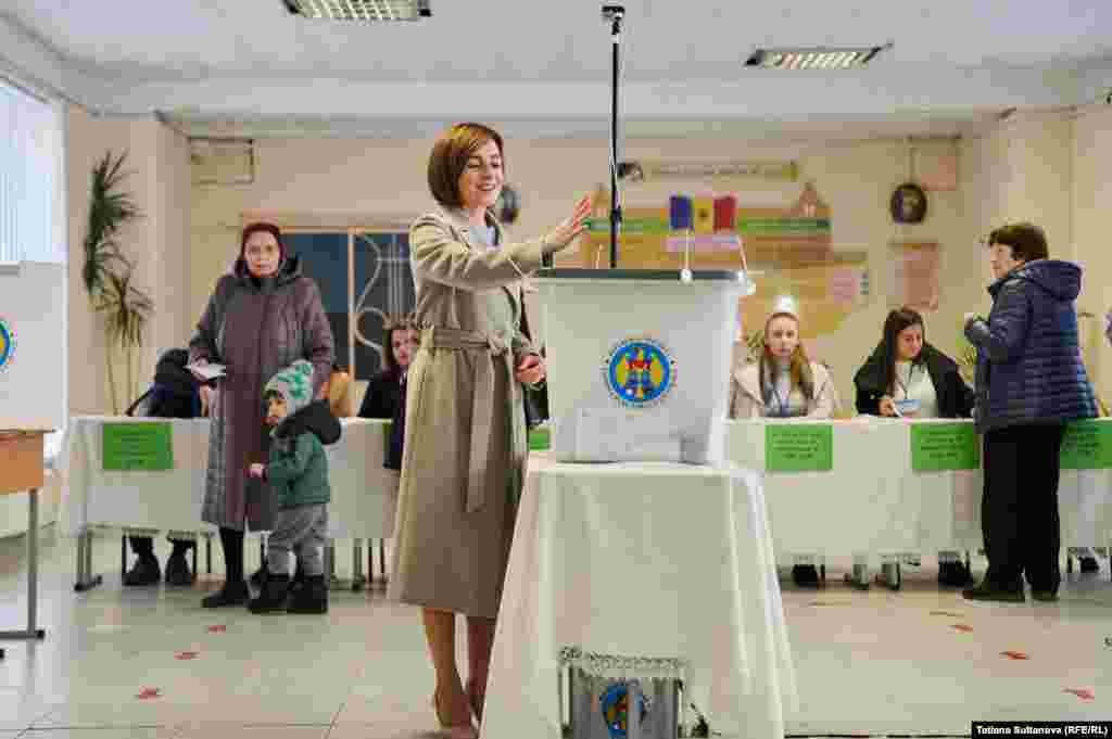 Actuala președintă, Maia Sandu, a spus la ieșirea din secția de votare din sectorul Buiucani al capitalei, că a votat „cu Moldova”, exprimându-și încrederea că cetățenii „vor alege bine pentru țara noastră”.