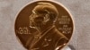 O medalie Nobel expusă în timpul unei ceremonii din 2020 (imagine de arhivă).