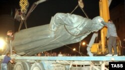 Під час демонтажу пам’ятника Феліксу Дзержинському в Москві, 23 серпня 1991 року