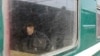 Мужчина сидит в поезде, направляющемся из Таджикистана в Москву. Иллюстративное фото.