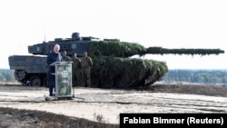 Nemački kancelar Olaf Šolc drži govor ispred jednog od tenkova Leopard 2 u Bergenu, oktobar 2022. 