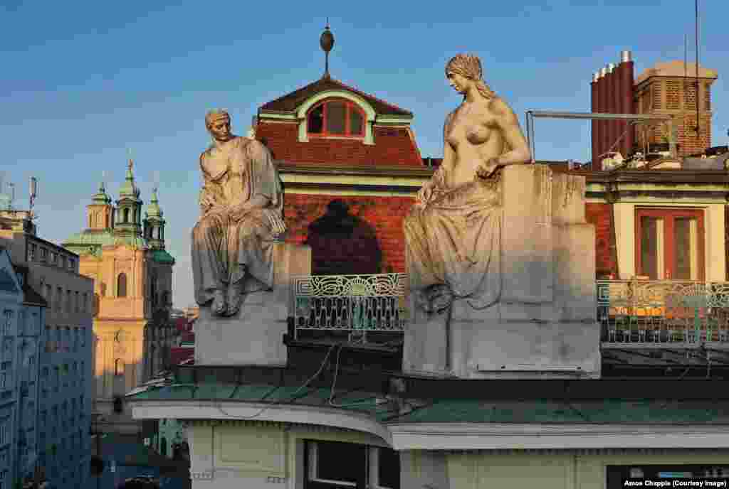Sculpturi situate pe unul din colțurile acoperișului Primăriei Noi, centrul administrativ al cartierului nou al orașului Praga sau Nové Město. Autor: Ladislav Šaloun.