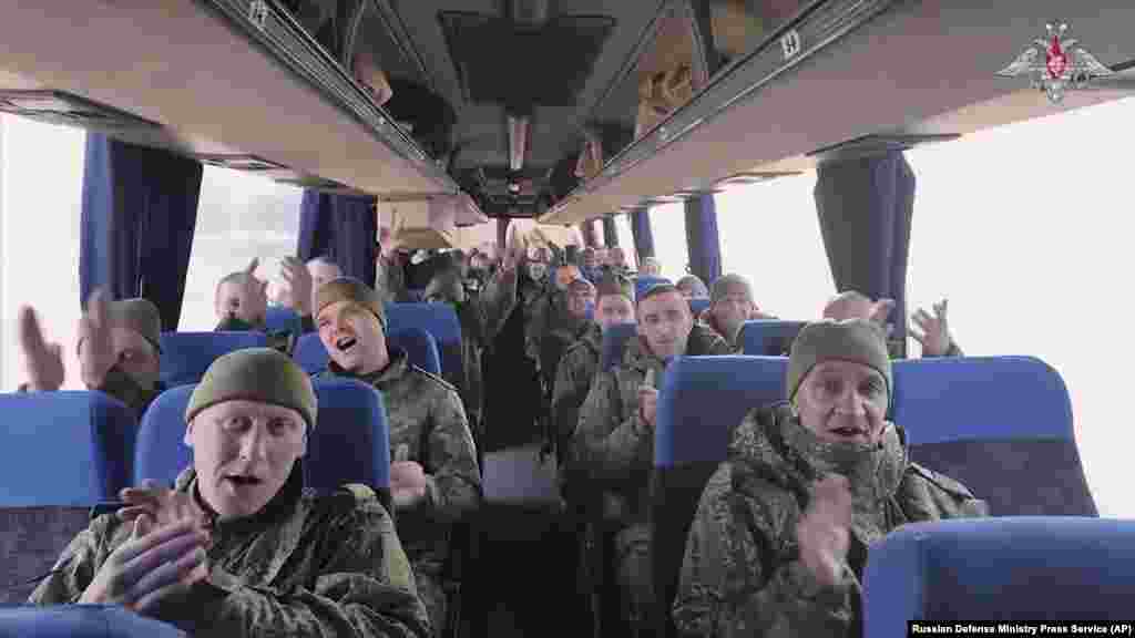 Un grup de soldați ruși după ce au fost eliberați de Ucraina pe 19 martie.