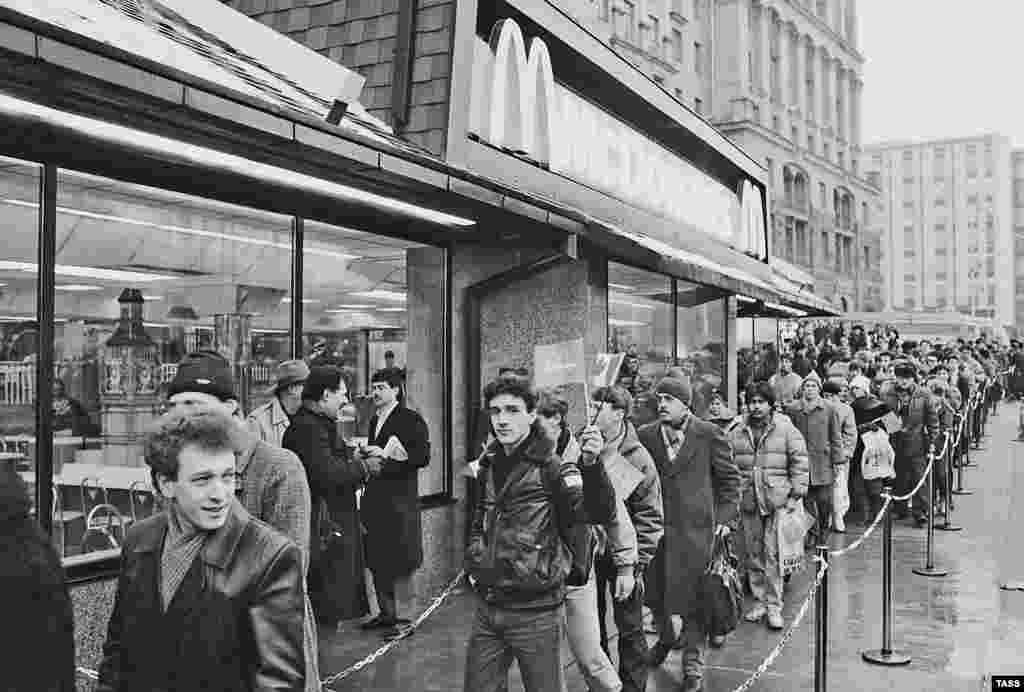 "Big Mac" je koštao 3,5 rubalja. Sa ovim novcem mogli biste mjesec dana putovati javnim prevozom. Tadašnja prosječna plata bila je 150 rubalja.