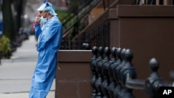 Ügyeletesorvos tart pihenőt Brooklynban, New Yorkban, 2020 április 5-én. 