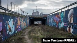 Muralet që përshkojnë tunelin afër Stacionit të Trenit në Prishtinë.